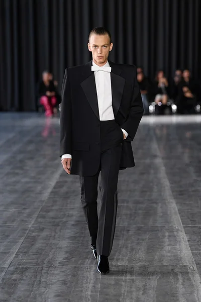 Look 3